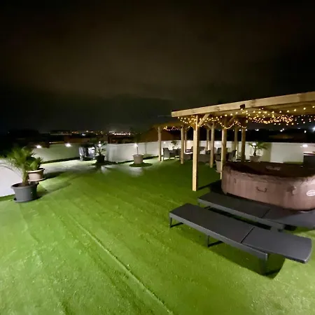 Secret Paradise & Rooftop Billard Apartman *
