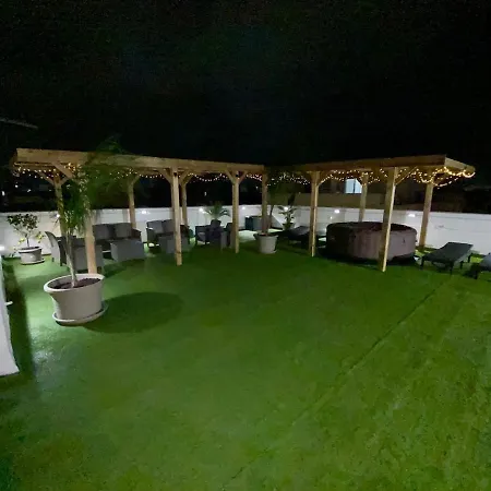 Secret Paradise & Rooftop Billard Apartman *
